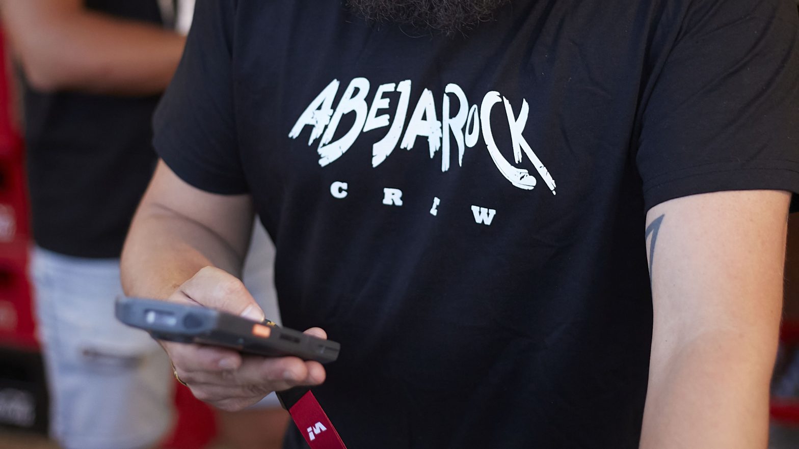 Imagen de la camiseta de la CREW del festival de Rock AbejaRock 2023